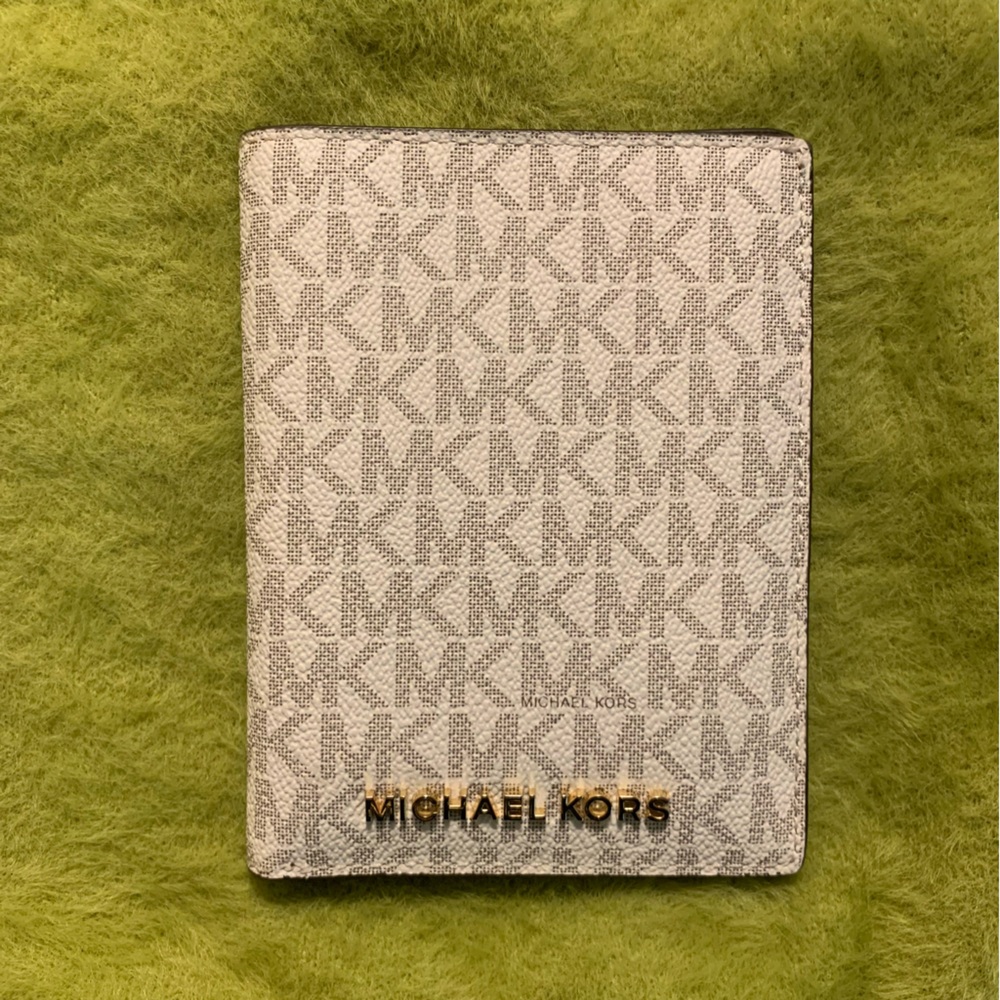 NWT Michael Kors White and Grey Patterned Wallet